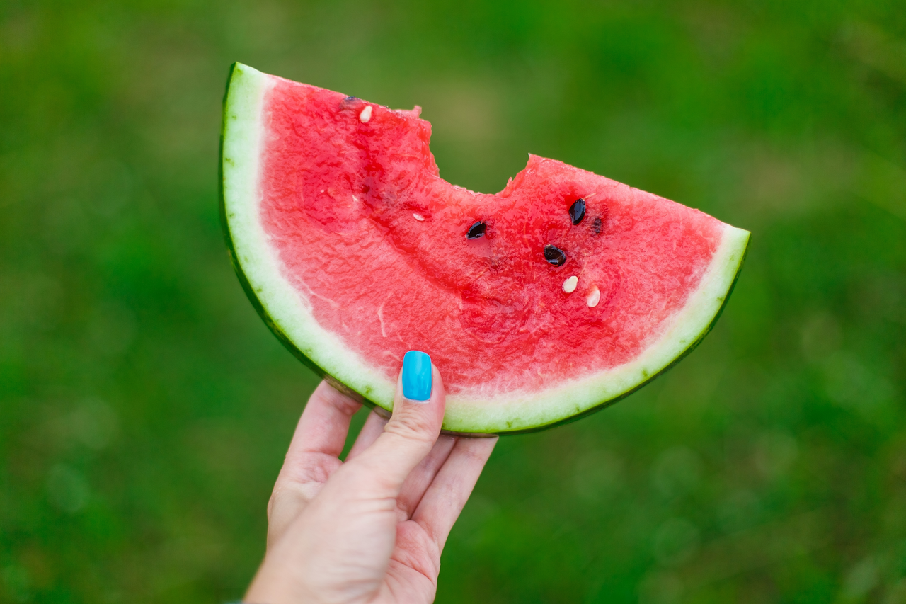 L’alimento che disidrata d’estate: lo consumano tutti ma è pericoloso L’alimento che disidrata d’estate: lo consumano tutti ma è pericoloso
