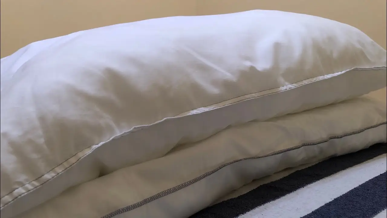 Cuscini ingialliti? Come sbiancarli con il metodo della doppia immersione Cuscini ingialliti? Come sbiancarli con il metodo della doppia immersione