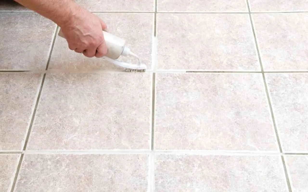 Il trucco per pulire le fughe del pavimento con il dentifricio Il trucco per pulire le fughe del pavimento con il dentifricio