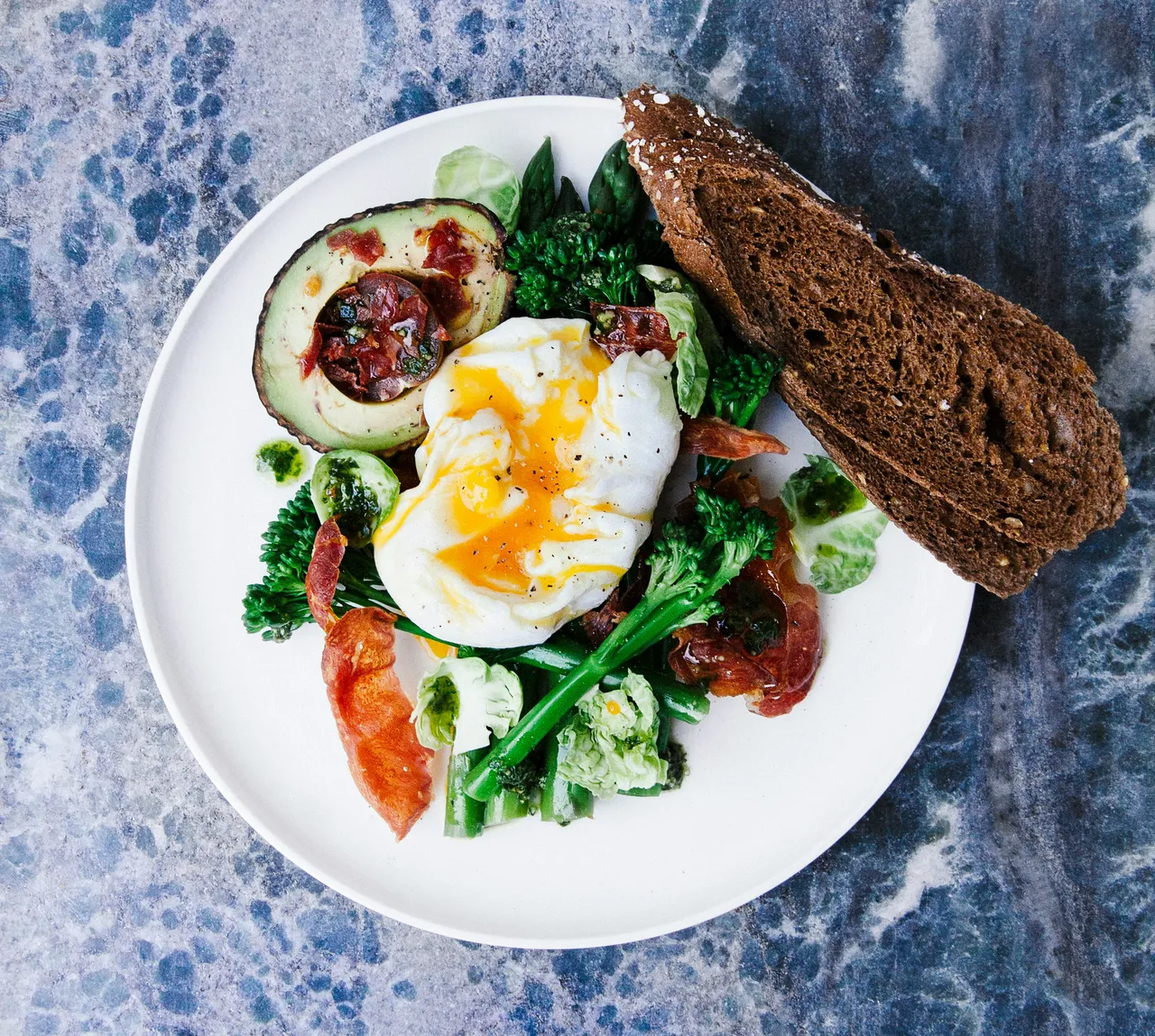 Questa insalata con avocado soddisfa la voglia di sapore senza sensi di colpa Questa insalata con avocado soddisfa la voglia di sapore senza sensi di colpa