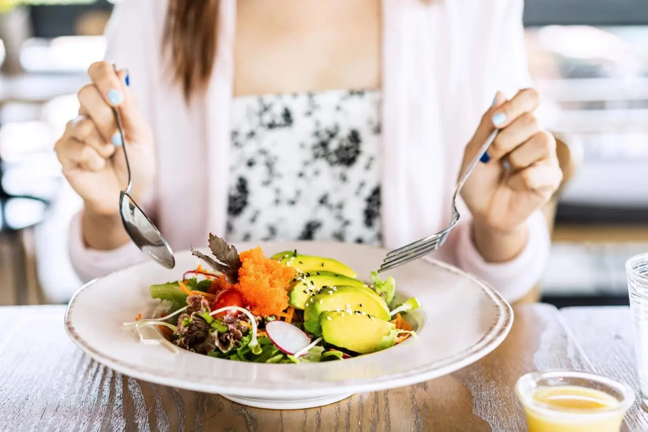 Questa insalata con avocado soddisfa la voglia di sapore senza sensi di colpa Questa insalata con avocado soddisfa la voglia di sapore senza sensi di colpa