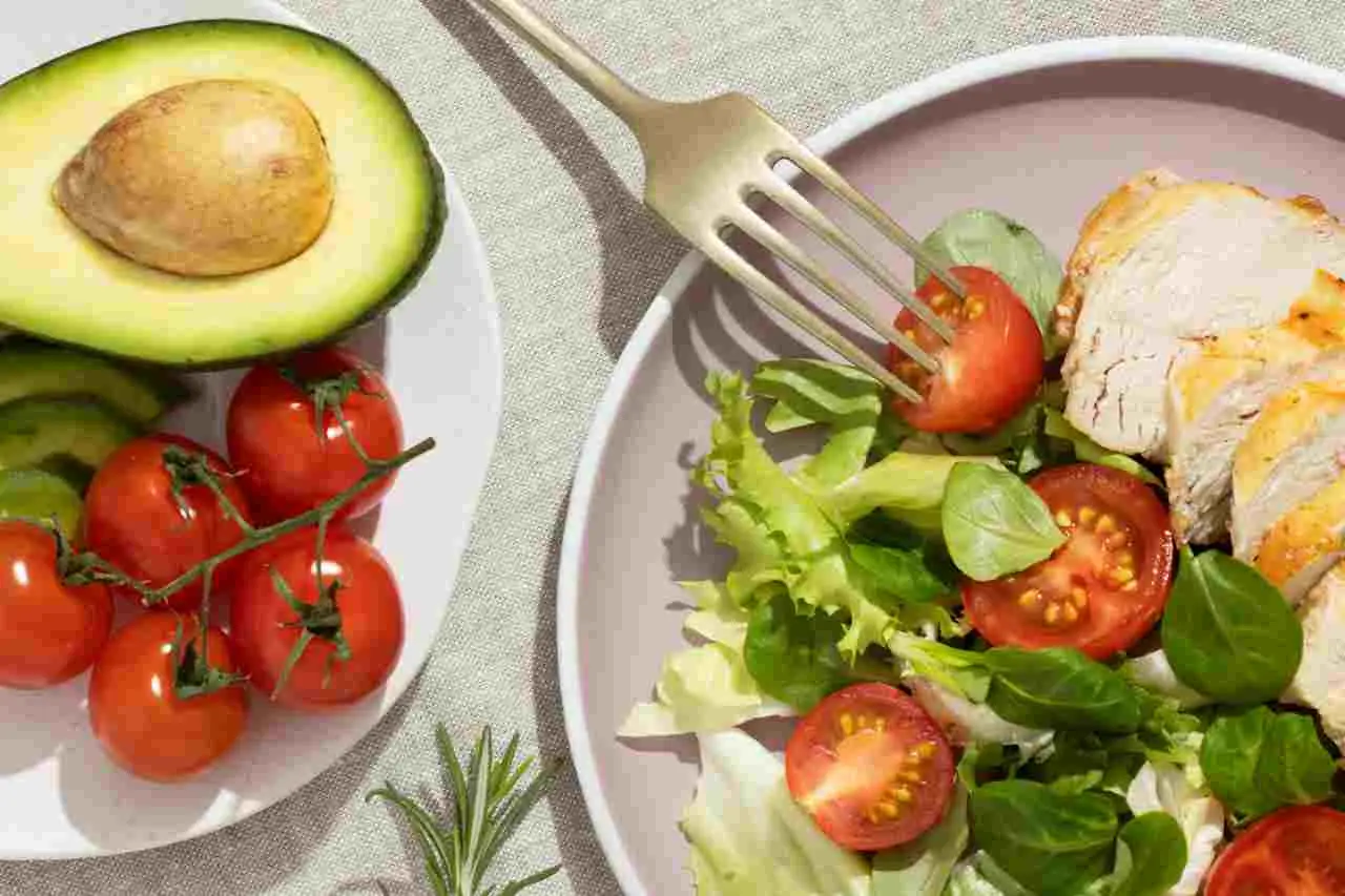 Questa insalata con avocado soddisfa la voglia di sapore senza sensi di colpa Questa insalata con avocado soddisfa la voglia di sapore senza sensi di colpa