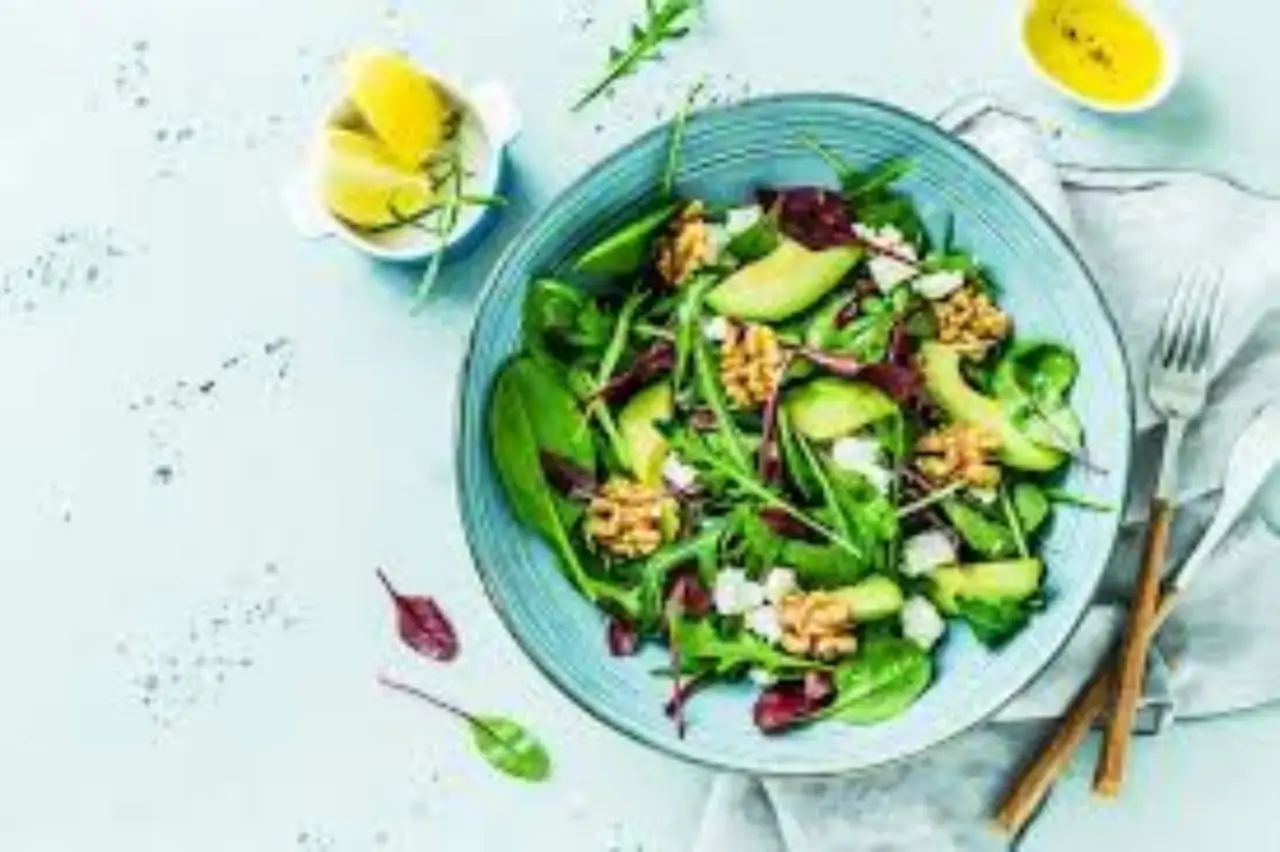 Questa insalata con avocado soddisfa la voglia di sapore senza sensi di colpa Questa insalata con avocado soddisfa la voglia di sapore senza sensi di colpa