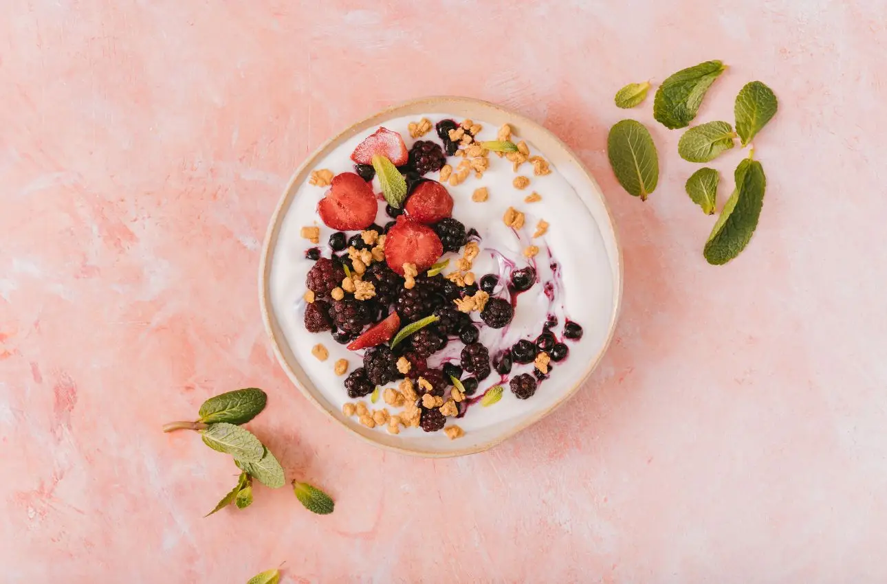 Vuoi una colazione dolce e leggera? Prova la ricetta con yogurt e frutti di bosco! Vuoi una colazione dolce e leggera? Prova la ricetta con yogurt e frutti di bosco!