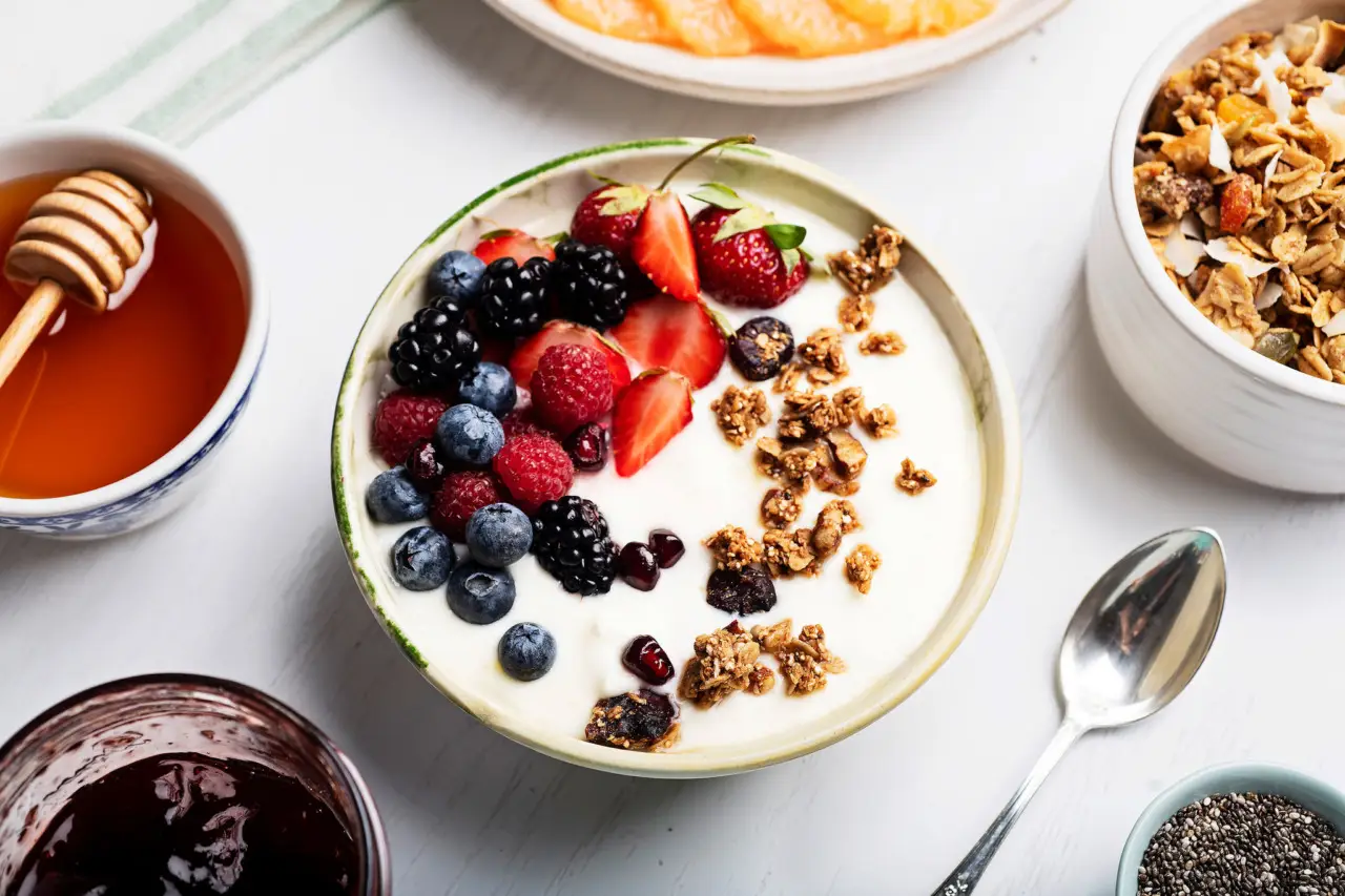 Vuoi una colazione dolce e leggera? Prova la ricetta con yogurt e frutti di bosco! Vuoi una colazione dolce e leggera? Prova la ricetta con yogurt e frutti di bosco!