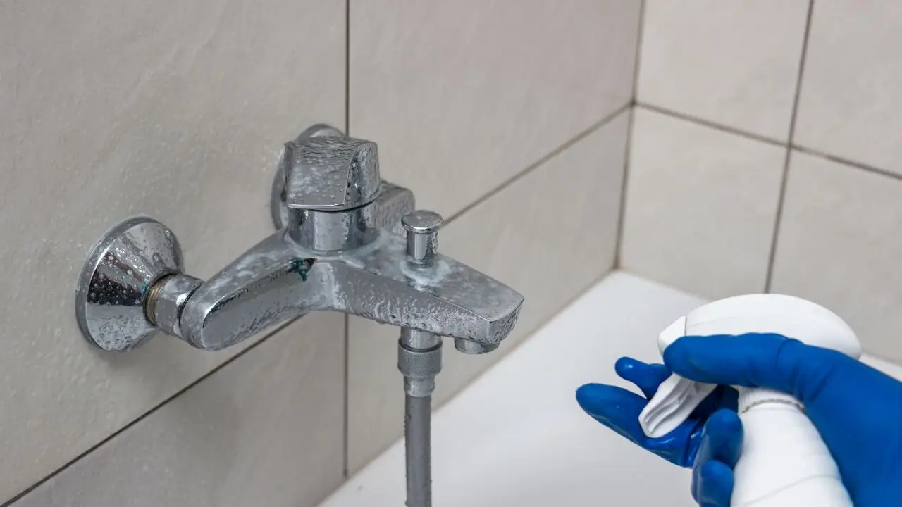 Prova adesso la tecnica veloce con aceto per rimuovere il calcare dai rubinetti di casa Prova adesso la tecnica veloce con aceto per rimuovere il calcare dai rubinetti di casa