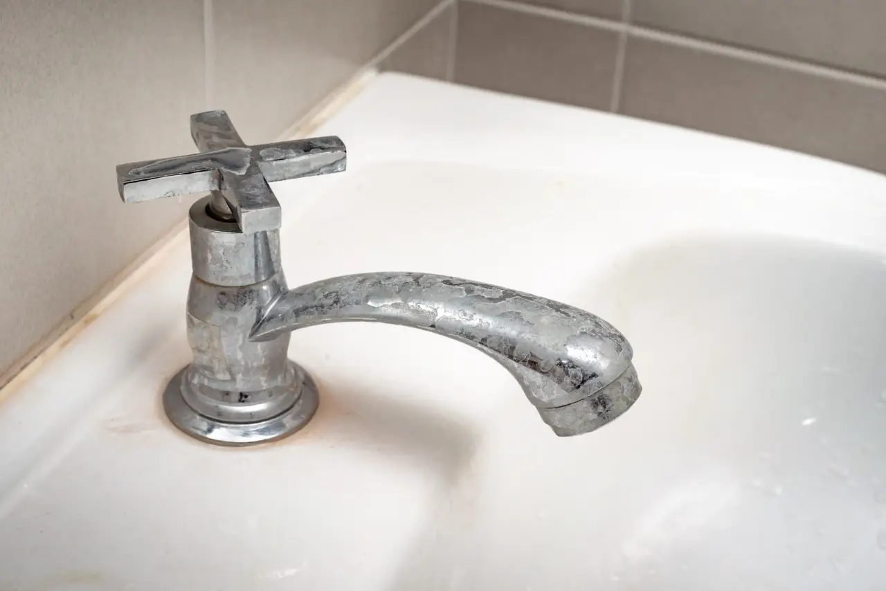 Prova adesso la tecnica veloce con aceto per rimuovere il calcare dai rubinetti di casa Prova adesso la tecnica veloce con aceto per rimuovere il calcare dai rubinetti di casa