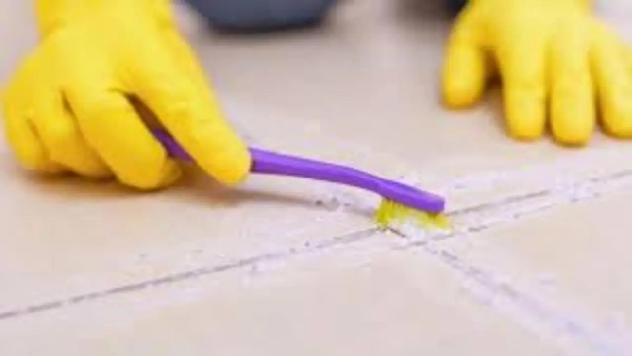 Svelato il metodo facile per pulire le fughe delle piastrelle senza usare candeggina Svelato il metodo facile per pulire le fughe delle piastrelle senza usare candeggina