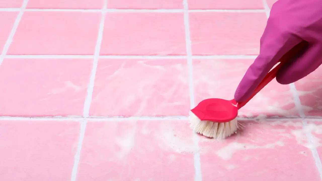 Svelato il metodo facile per pulire le fughe delle piastrelle senza usare candeggina Svelato il metodo facile per pulire le fughe delle piastrelle senza usare candeggina