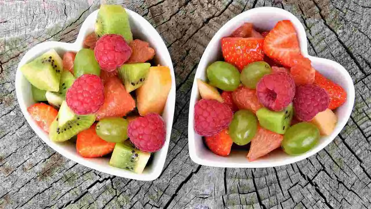 Prepara in pochi minuti gelati alla frutta freschi e light, ideali anche dopo cena Prepara in pochi minuti gelati alla frutta freschi e light, ideali anche dopo cena