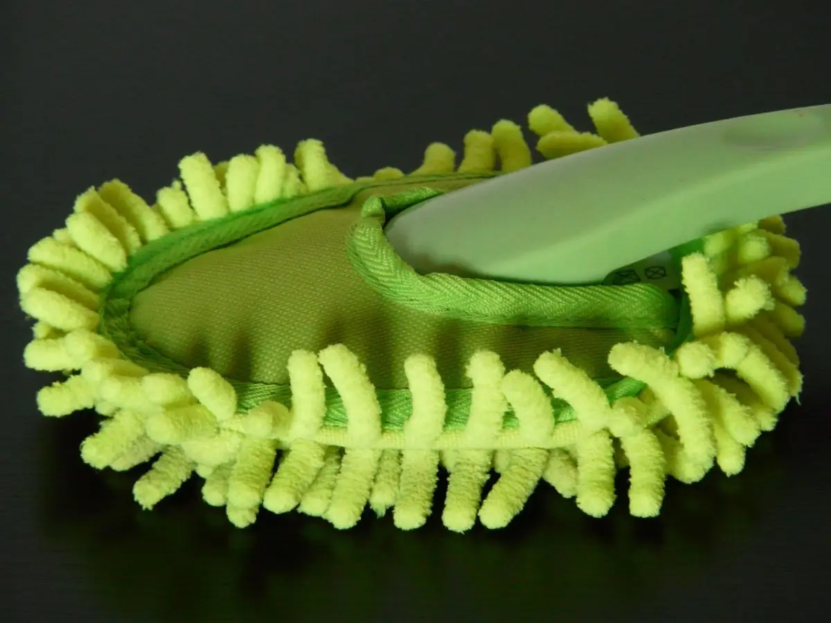 Elimina la polvere dagli angoli in un attimo usando solo un panno in microfibra Elimina la polvere dagli angoli in un attimo usando solo un panno in microfibra