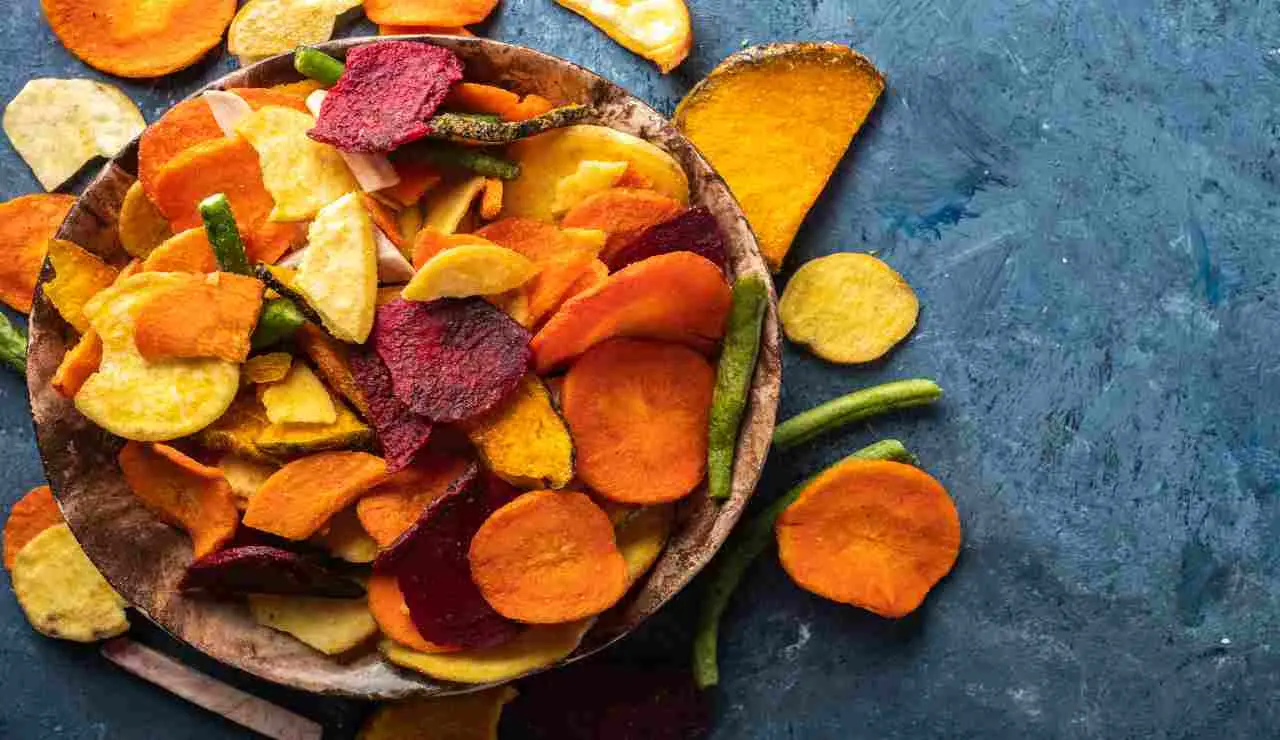 Impara a cucinare chips di verdure croccanti al forno, leggere e senza oli aggiunti Impara a cucinare chips di verdure croccanti al forno, leggere e senza oli aggiunti