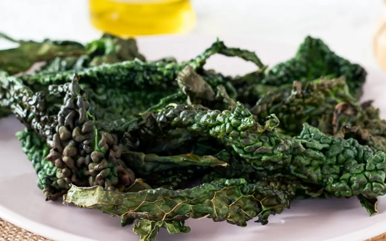 Impara a cucinare chips di verdure croccanti al forno, leggere e senza oli aggiunti Impara a cucinare chips di verdure croccanti al forno, leggere e senza oli aggiunti