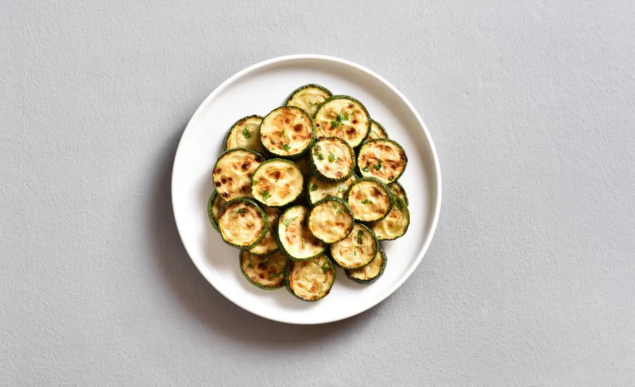 Impara a cucinare chips di verdure croccanti al forno, leggere e senza oli aggiunti Impara a cucinare chips di verdure croccanti al forno, leggere e senza oli aggiunti