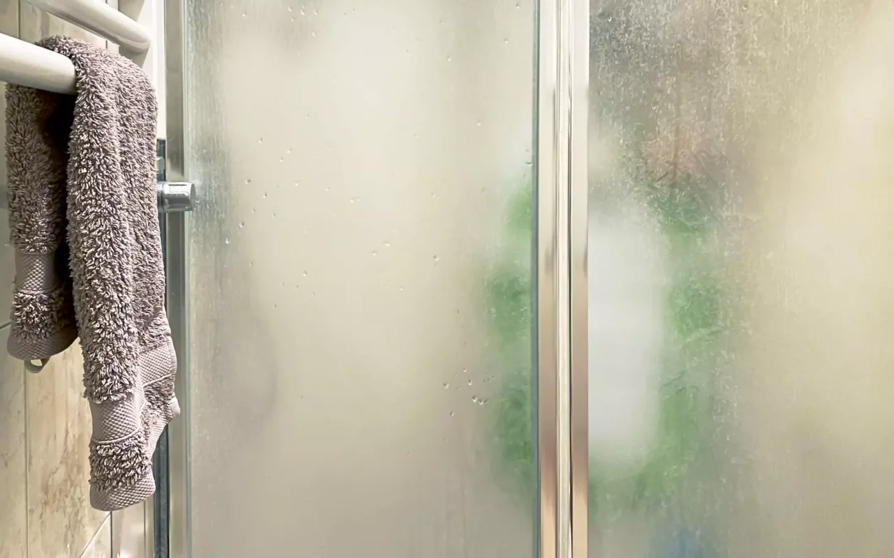 Elimina le impronte dai vetri in pochi secondi usando solo acqua tiepida e un trucco semplice Elimina le impronte dai vetri in pochi secondi usando solo acqua tiepida e un trucco semplice