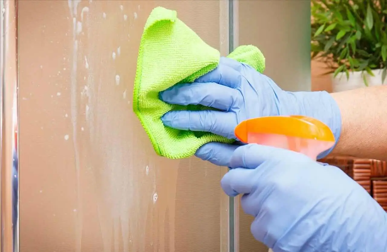 Elimina le impronte dai vetri in pochi secondi usando solo acqua tiepida e un trucco semplice Elimina le impronte dai vetri in pochi secondi usando solo acqua tiepida e un trucco semplice