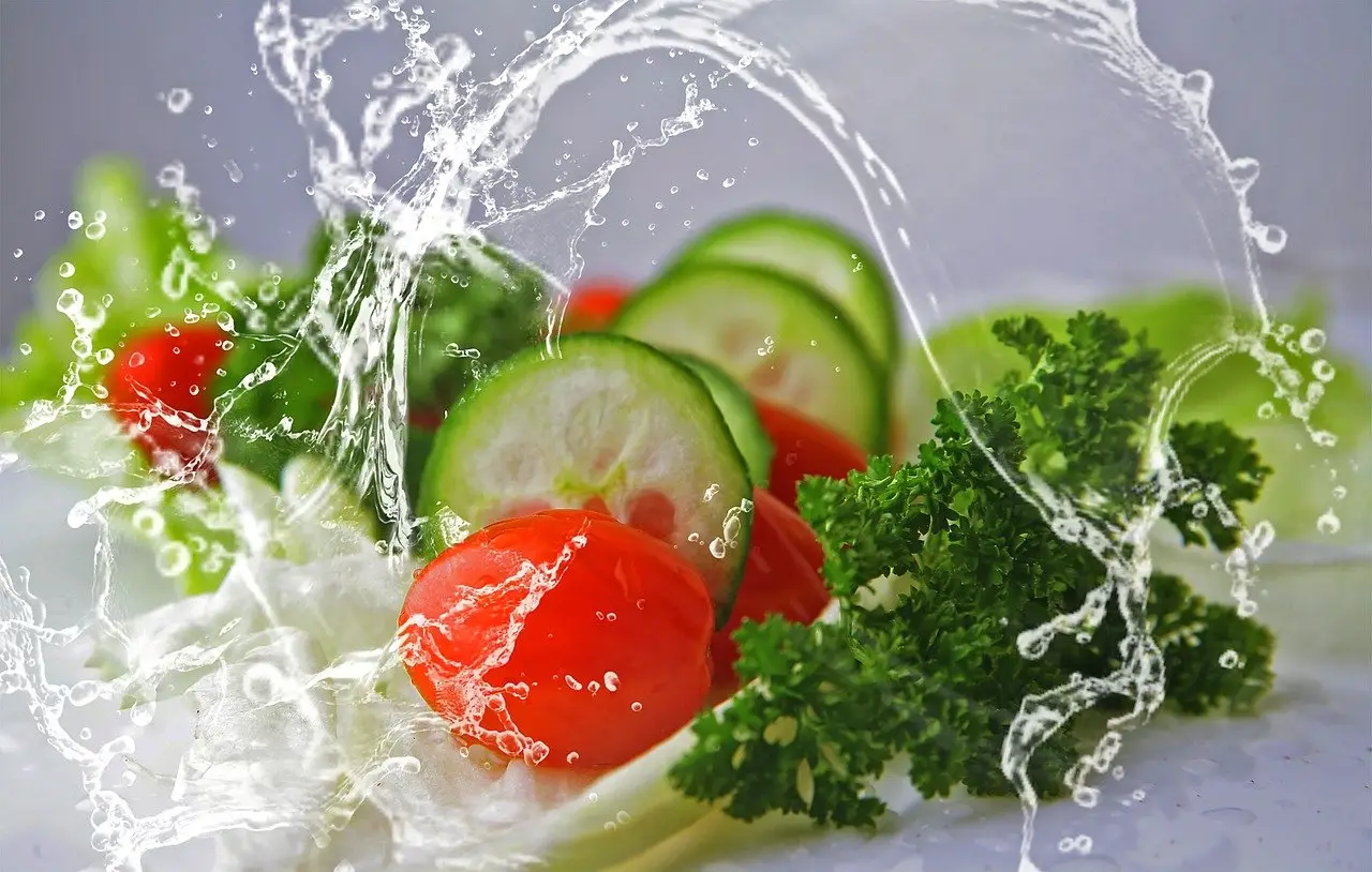 Prova il metodo della doppia centrifuga: insalata più croccante e pronta in pochi minuti Prova il metodo della doppia centrifuga: insalata più croccante e pronta in pochi minuti