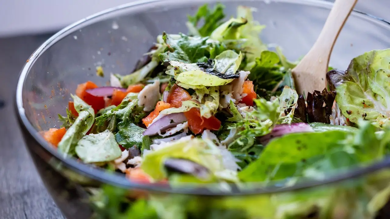 Prova il metodo della doppia centrifuga: insalata più croccante e pronta in pochi minuti Prova il metodo della doppia centrifuga: insalata più croccante e pronta in pochi minuti