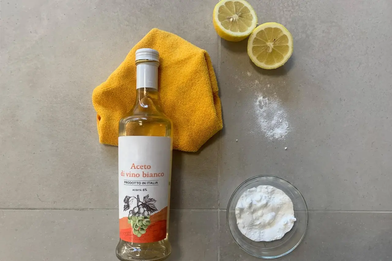 Scopri come eliminare il calcare in bagno con un ingrediente naturale di uso comune Scopri come eliminare il calcare in bagno con un ingrediente naturale di uso comune