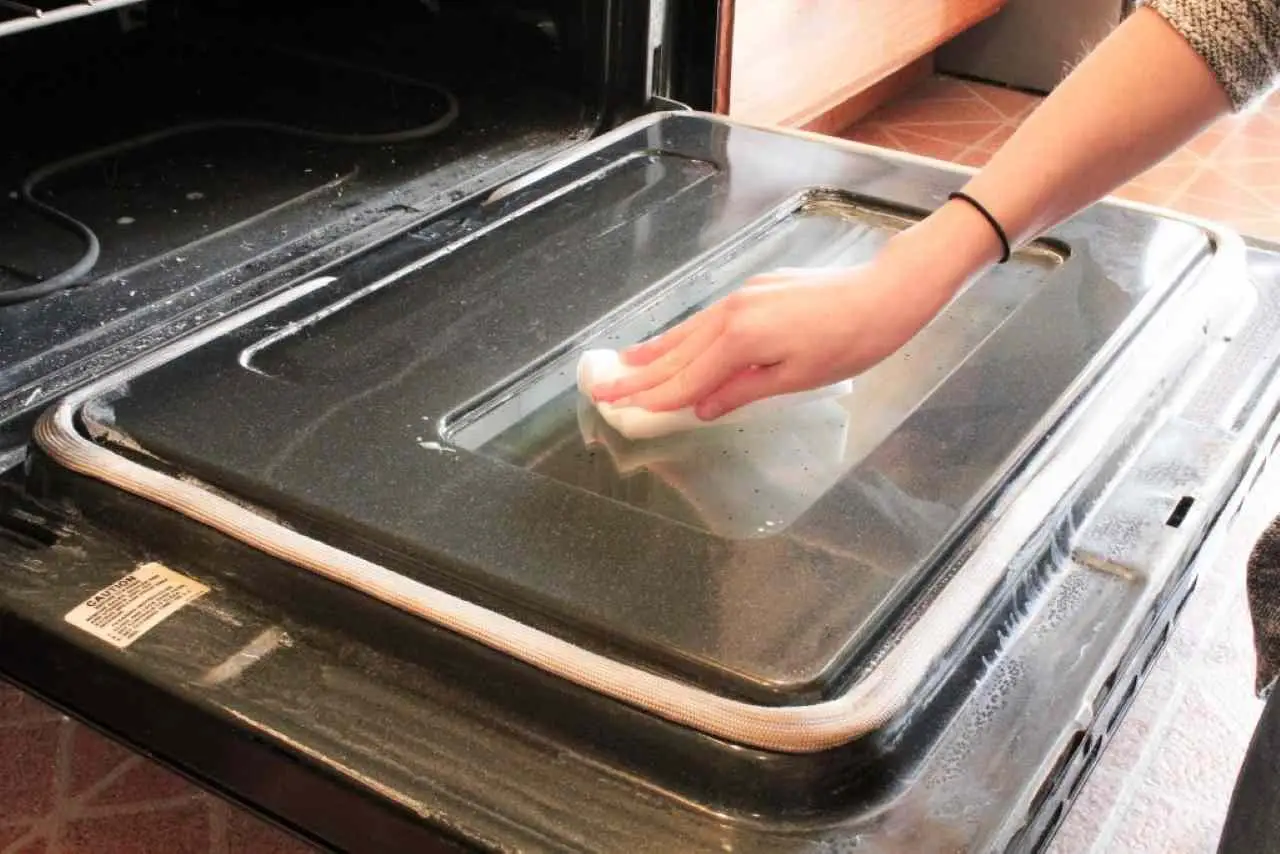 Metodo facile per pulire il forno senza usare detergenti aggressivi: prova ora Metodo facile per pulire il forno senza usare detergenti aggressivi: prova ora