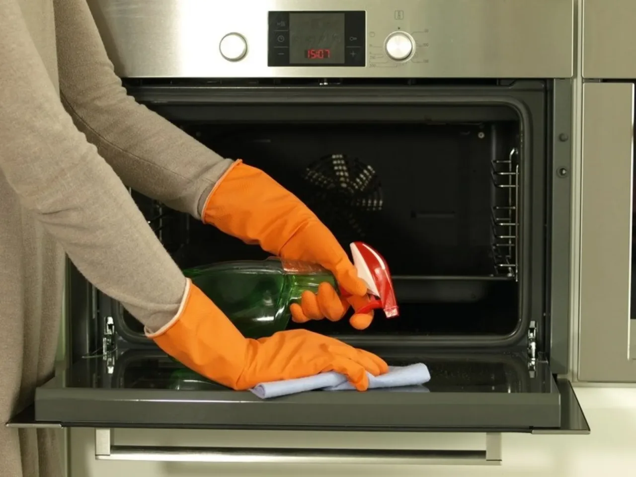 Metodo facile per pulire il forno senza usare detergenti aggressivi: prova ora Metodo facile per pulire il forno senza usare detergenti aggressivi: prova ora