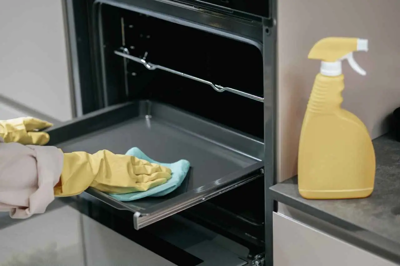 Metodo facile per pulire il forno senza usare detergenti aggressivi: prova ora Metodo facile per pulire il forno senza usare detergenti aggressivi: prova ora