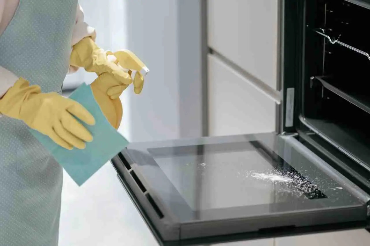 Metodo facile per pulire il forno senza usare detergenti aggressivi: prova ora Metodo facile per pulire il forno senza usare detergenti aggressivi: prova ora