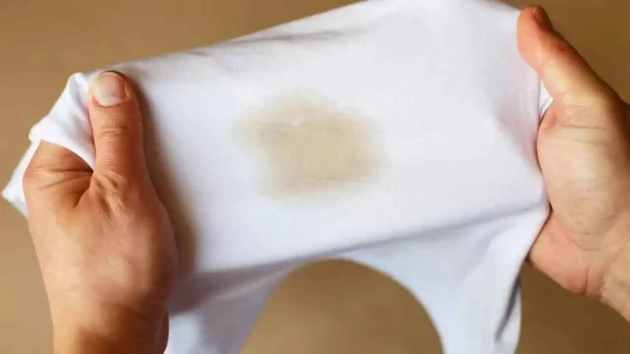 Rimuovi le macchie dai tessuti con questa soluzione delicata e senza candeggina Rimuovi le macchie dai tessuti con questa soluzione delicata e senza candeggina