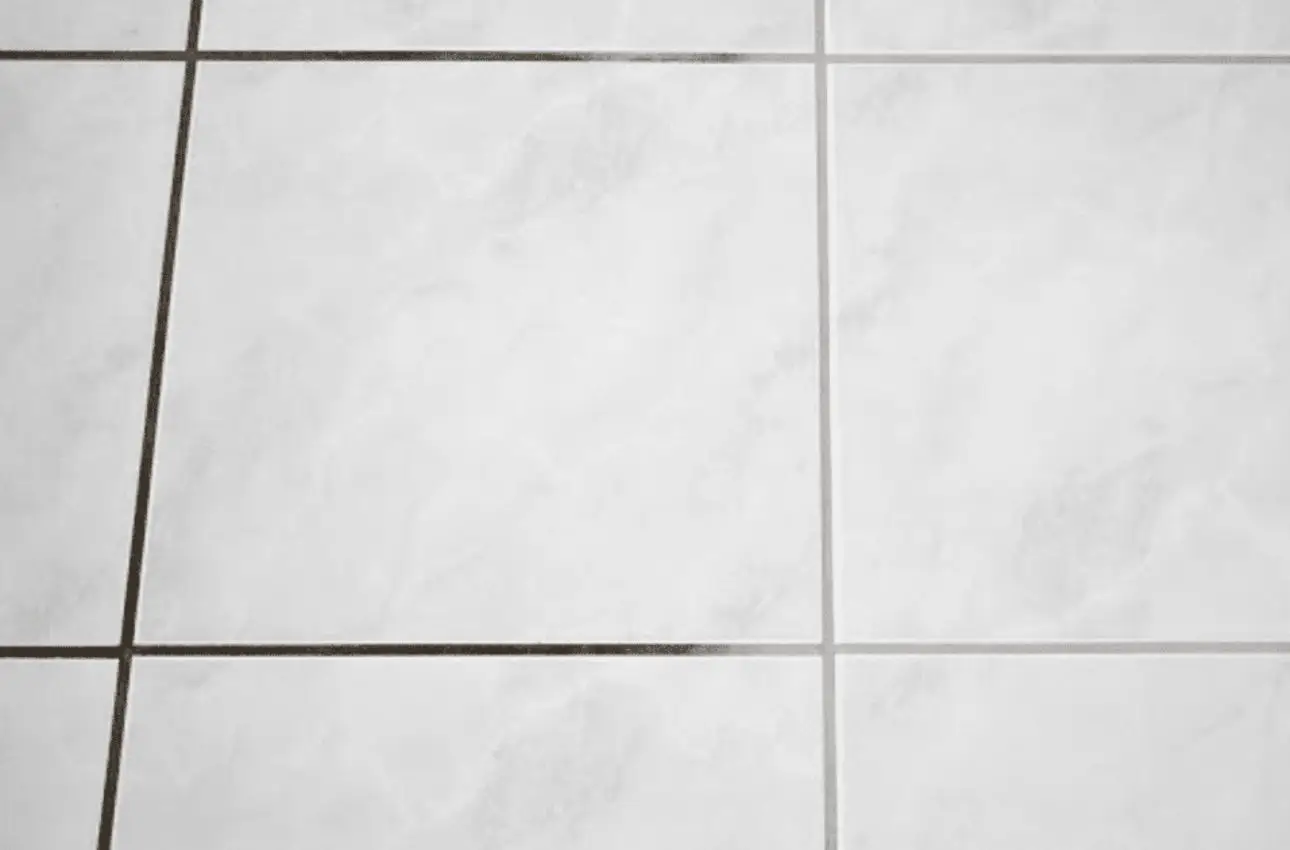 Svelato il trucco per sbiancare le fughe delle piastrelle senza rischi per la salute Svelato il trucco per sbiancare le fughe delle piastrelle senza rischi per la salute