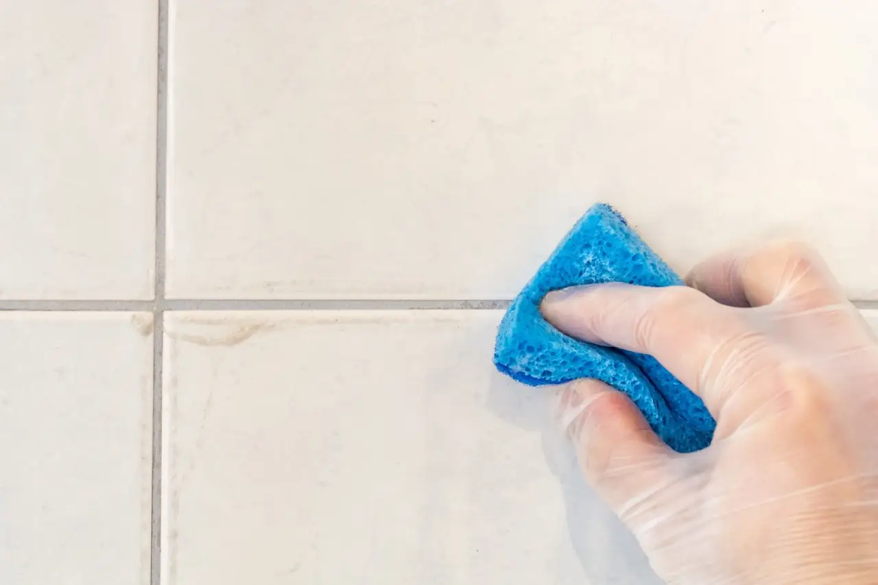 Svelato il trucco per sbiancare le fughe delle piastrelle senza rischi per la salute Svelato il trucco per sbiancare le fughe delle piastrelle senza rischi per la salute