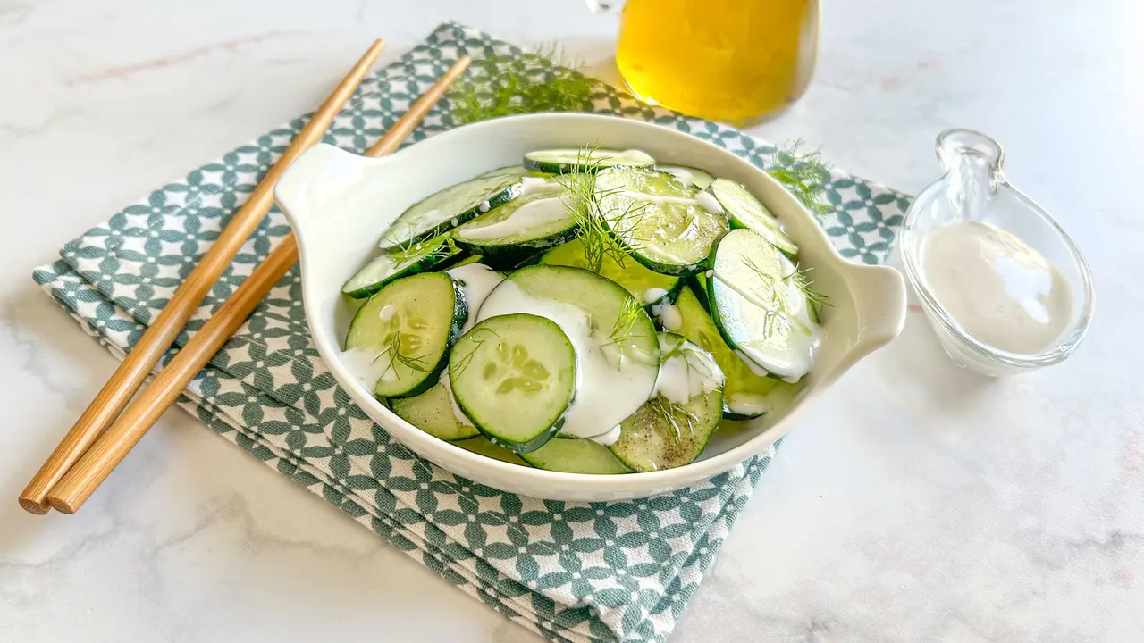 Prepara un'insalata di cetrioli croccanti e yogurt ideale per restare leggeri e sazi Prepara un'insalata di cetrioli croccanti e yogurt ideale per restare leggeri e sazi