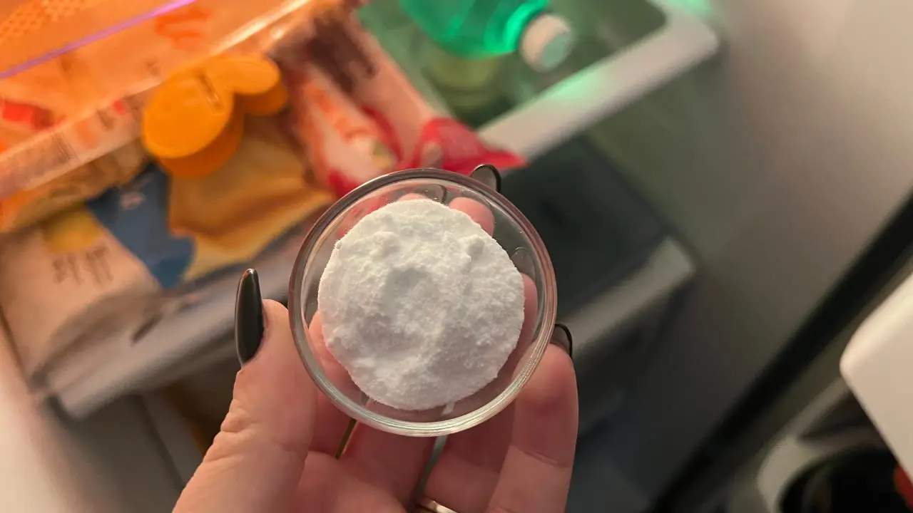 Azione rapida: elimina gli odori dal frigorifero con bicarbonato e limone in pochi minuti Azione rapida: elimina gli odori dal frigorifero con bicarbonato e limone in pochi minuti