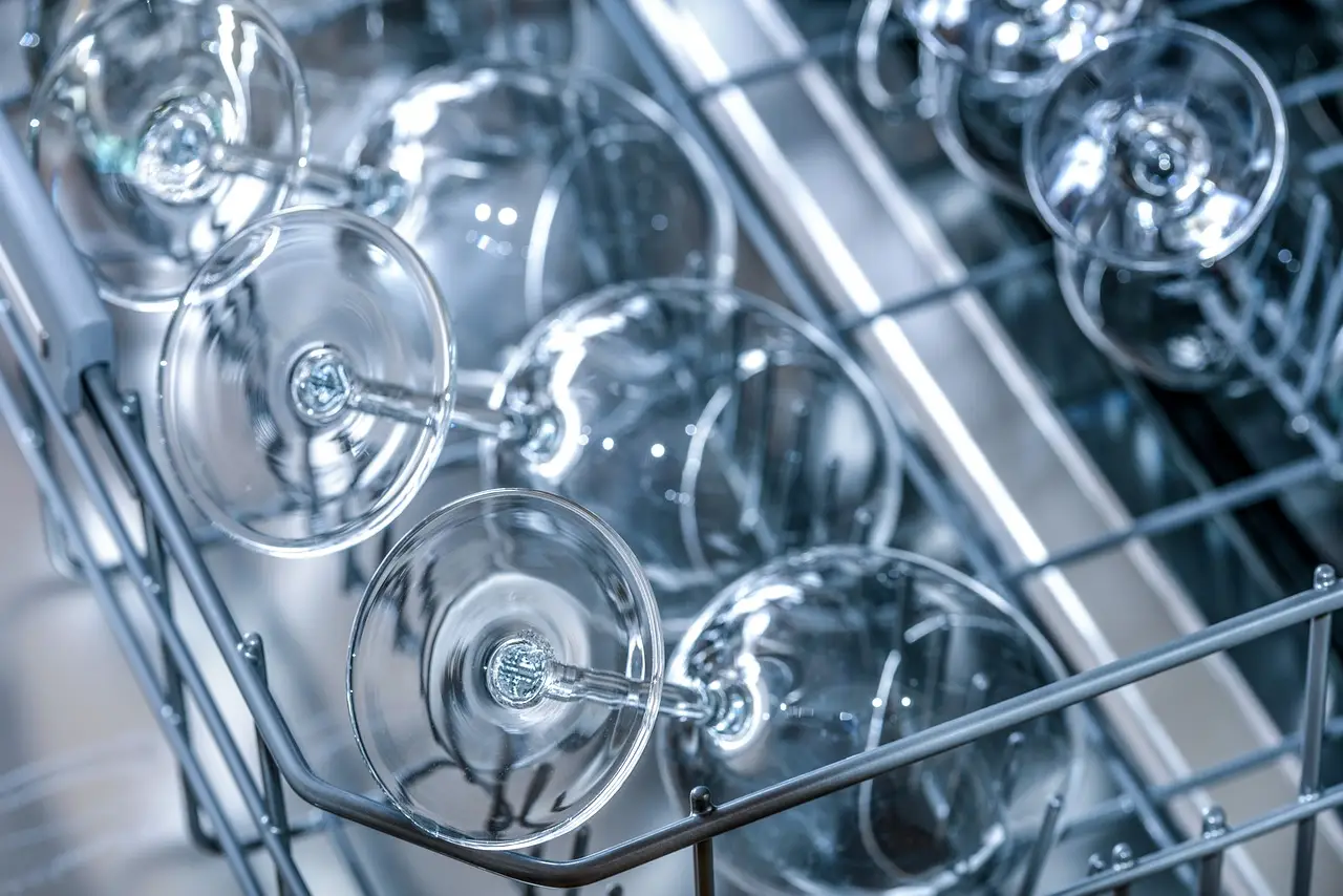 Risparmia tempo e acqua in cucina: ecco il trucco per stoviglie senza aloni Risparmia tempo e acqua in cucina: ecco il trucco per stoviglie senza aloni
