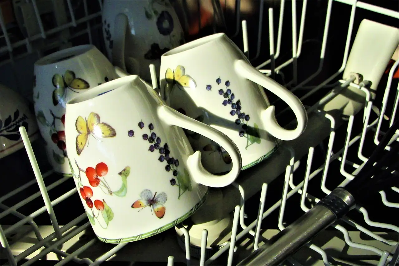 Risparmia tempo e acqua in cucina: ecco il trucco per stoviglie senza aloni Risparmia tempo e acqua in cucina: ecco il trucco per stoviglie senza aloni