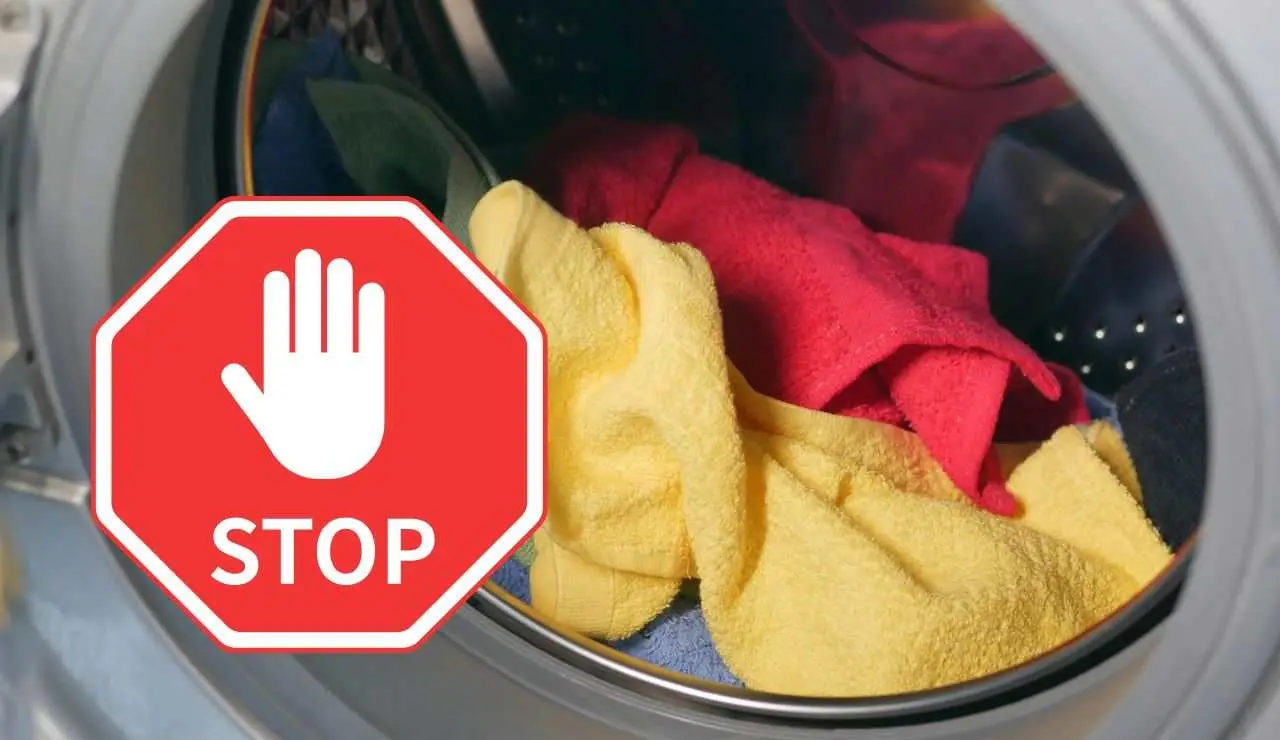 Proteggi la qualità dei tuoi vestiti scuri: scopri un accorgimento essenziale ora Proteggi la qualità dei tuoi vestiti scuri: scopri un accorgimento essenziale ora