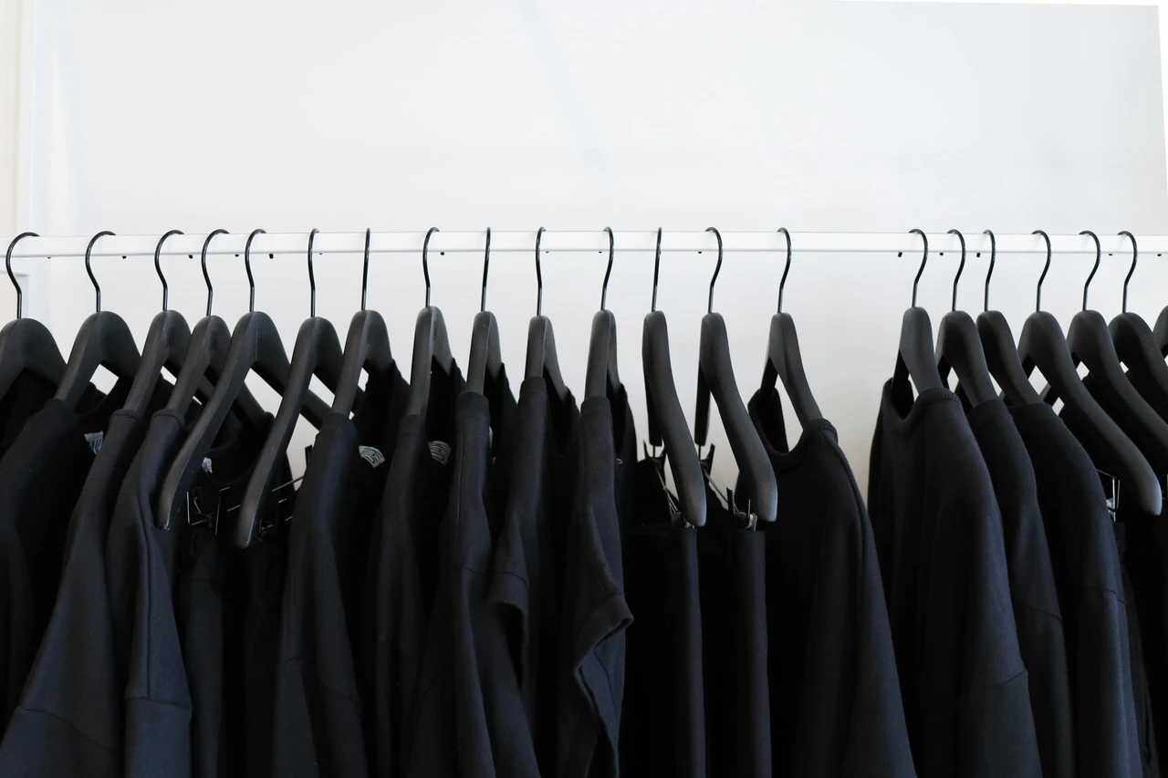 Proteggi la qualità dei tuoi vestiti scuri: scopri un accorgimento essenziale ora Proteggi la qualità dei tuoi vestiti scuri: scopri un accorgimento essenziale ora
