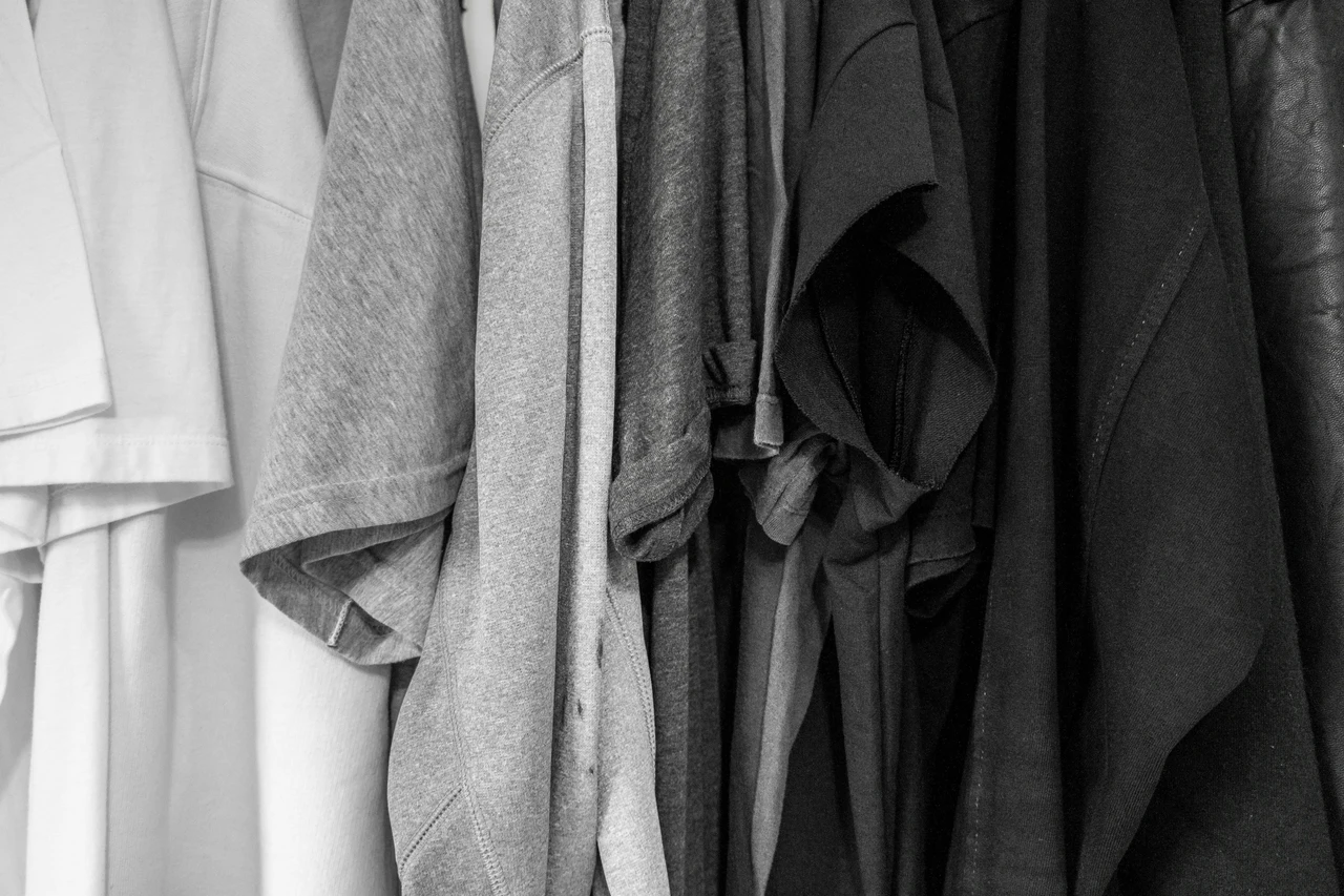 Proteggi la qualità dei tuoi vestiti scuri: scopri un accorgimento essenziale ora Proteggi la qualità dei tuoi vestiti scuri: scopri un accorgimento essenziale ora