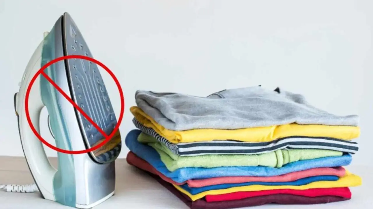 Proteggi la qualità dei tuoi vestiti scuri: scopri un accorgimento essenziale ora Proteggi la qualità dei tuoi vestiti scuri: scopri un accorgimento essenziale ora