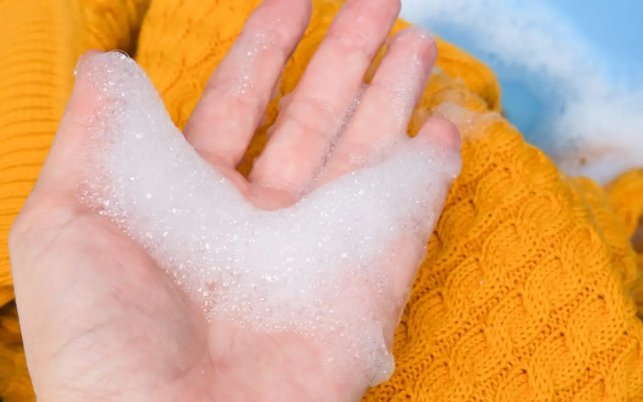 Proteggi i tuoi tessuti preferiti: il trucco semplice contro aloni e scolorimenti Proteggi i tuoi tessuti preferiti: il trucco semplice contro aloni e scolorimenti
