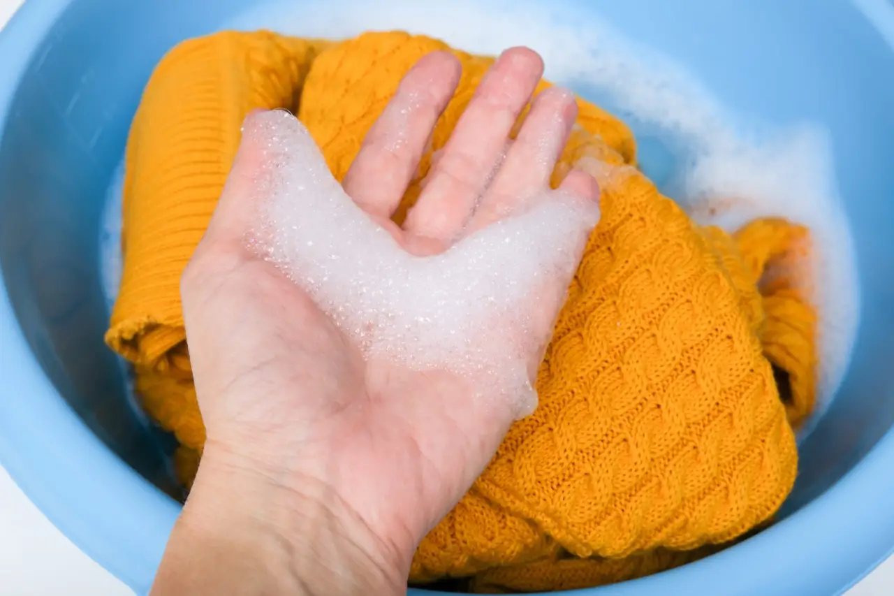Proteggi i tuoi tessuti preferiti: il trucco semplice contro aloni e scolorimenti Proteggi i tuoi tessuti preferiti: il trucco semplice contro aloni e scolorimenti