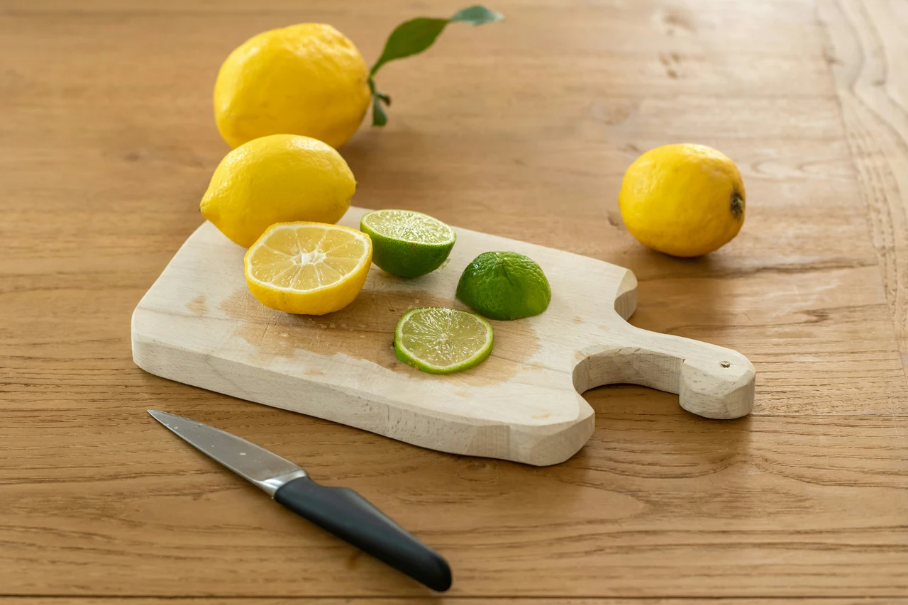 Scopri come igienizzare i taglieri in legno senza rischiare contaminazioni alimentari Scopri come igienizzare i taglieri in legno senza rischiare contaminazioni alimentari